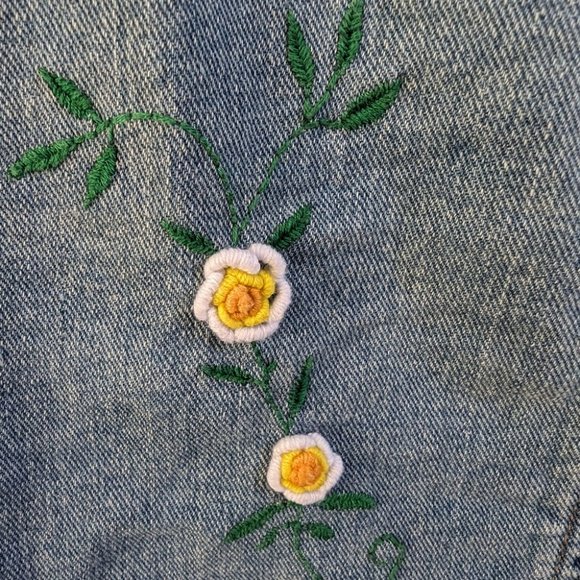 Free People Flower Embroidered Cropped Light Wash Jean Jacket Denim size 0 Daisy - Picture 3 of 9